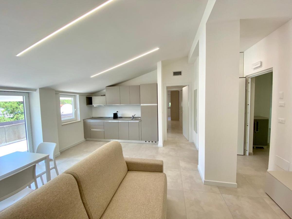 Em Apartments Lignano Sabbiadoro Bagian luar foto